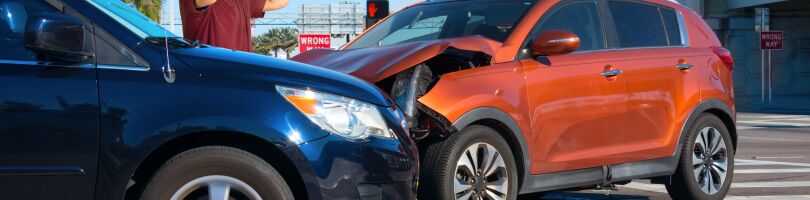 SUV azul en colisión frontal con auto rojo