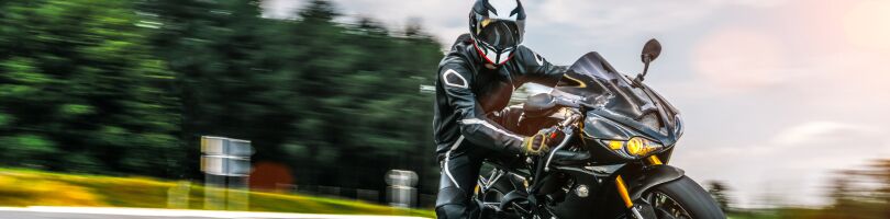 motociclista tomando una curva cerrada